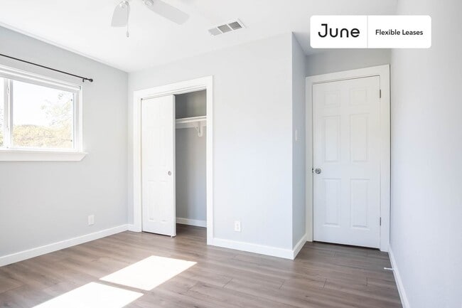 Building Photo - 10100 Oak Hollow Circle