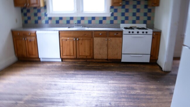 Building Photo - 96 Huntington St