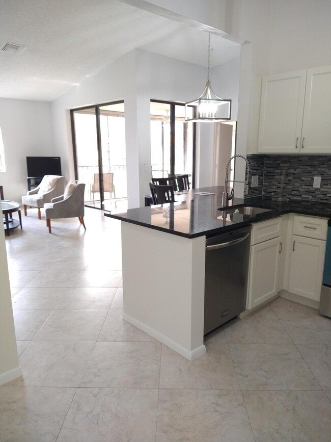 Building Photo - 5475 Verona Dr