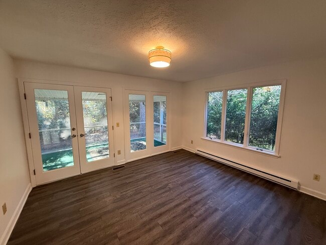 Building Photo - 965 N Rdg St