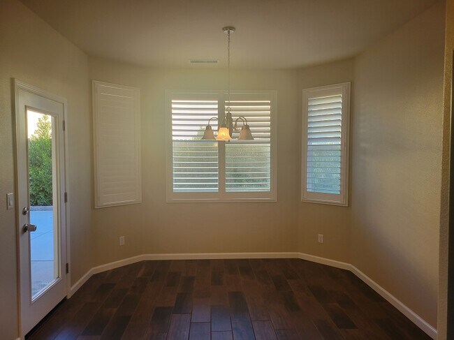 Building Photo - 227 Gooselake Cir
