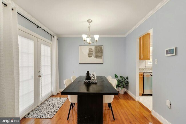 Building Photo - 900 E Tantallon Dr