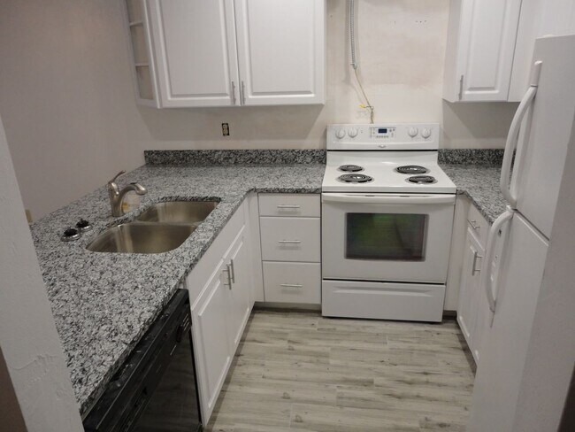 Building Photo - Nice TownHOME PENDING APPLICATION