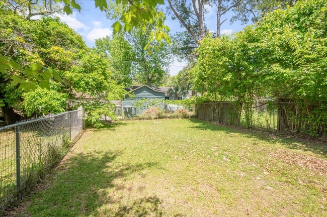 Building Photo - Cozy Duplex Unit with Fully Fenced Back Yard