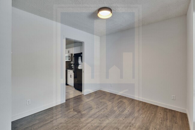 Building Photo - 907 E Oltorf St
