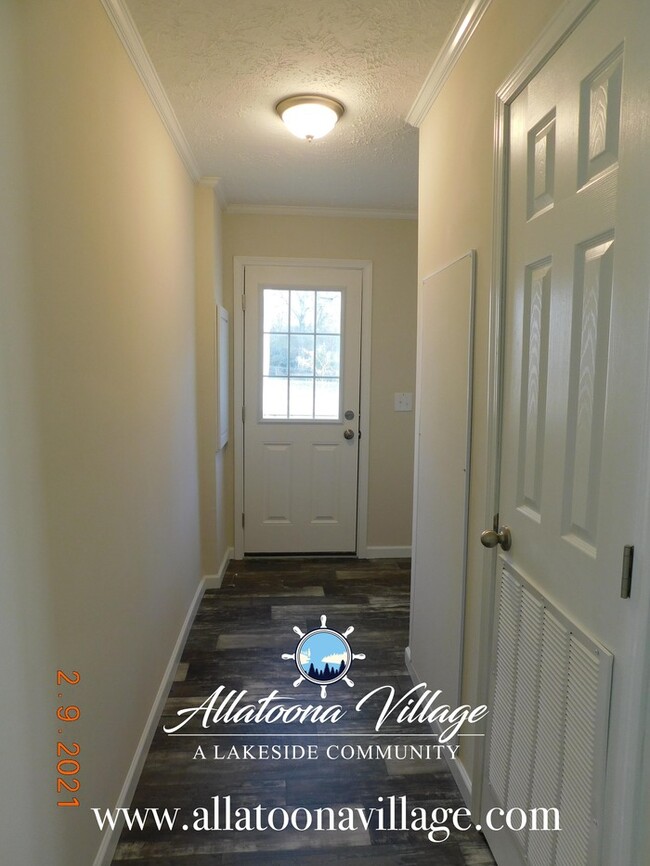 Building Photo - Lake Allatoona Living and 1 mile from Down...