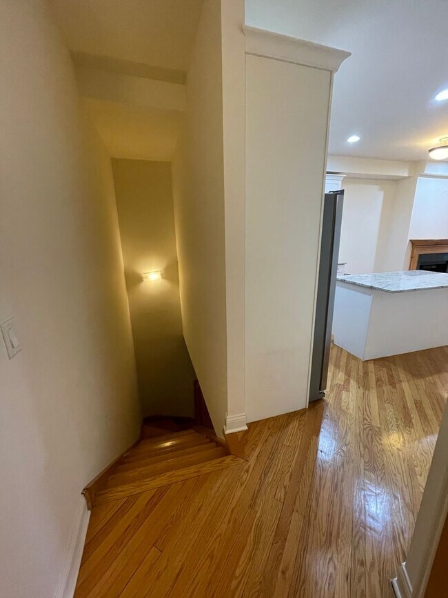 Building Photo - Very Spacious 5 BR/3 BA Duplex in Lincoln ...