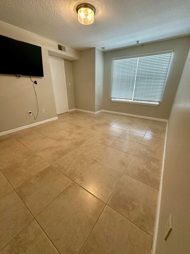 Building Photo - 1050 Crystal Way