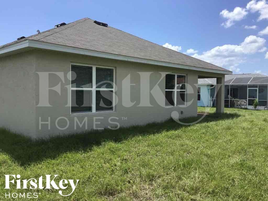 Building Photo - 411 SE 24th St