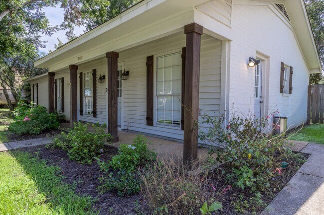Building Photo - 3 Bedroom, 2 bathroom in Fairhope Availabl...