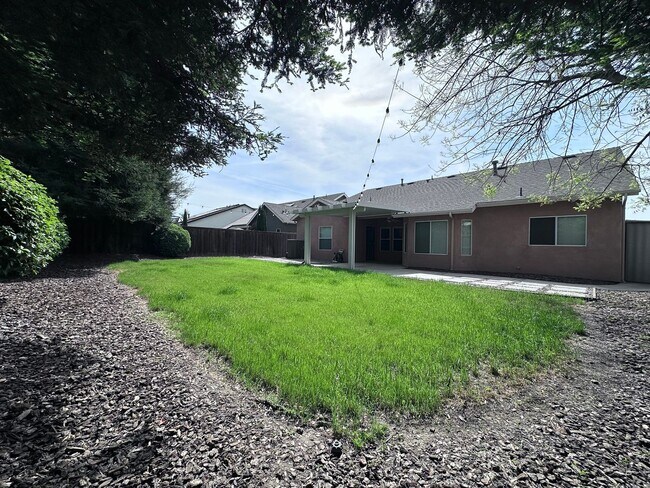 Building Photo - NW Visalia home coming soon!