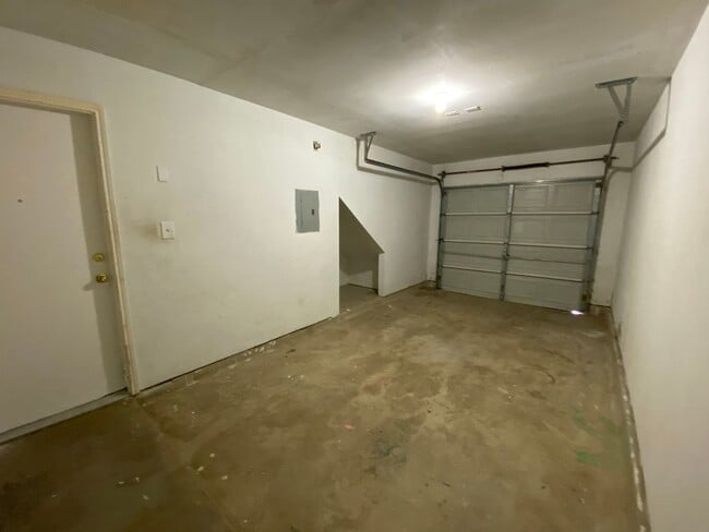 Building Photo - Newly Remodeled!