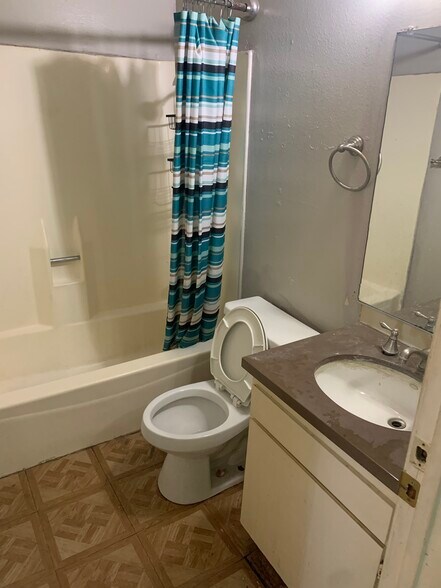 Building Photo - 6151 Reseda Blvd