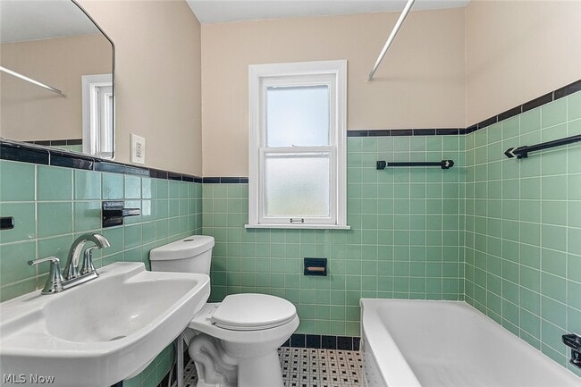 Building Photo - 866 E 209th St
