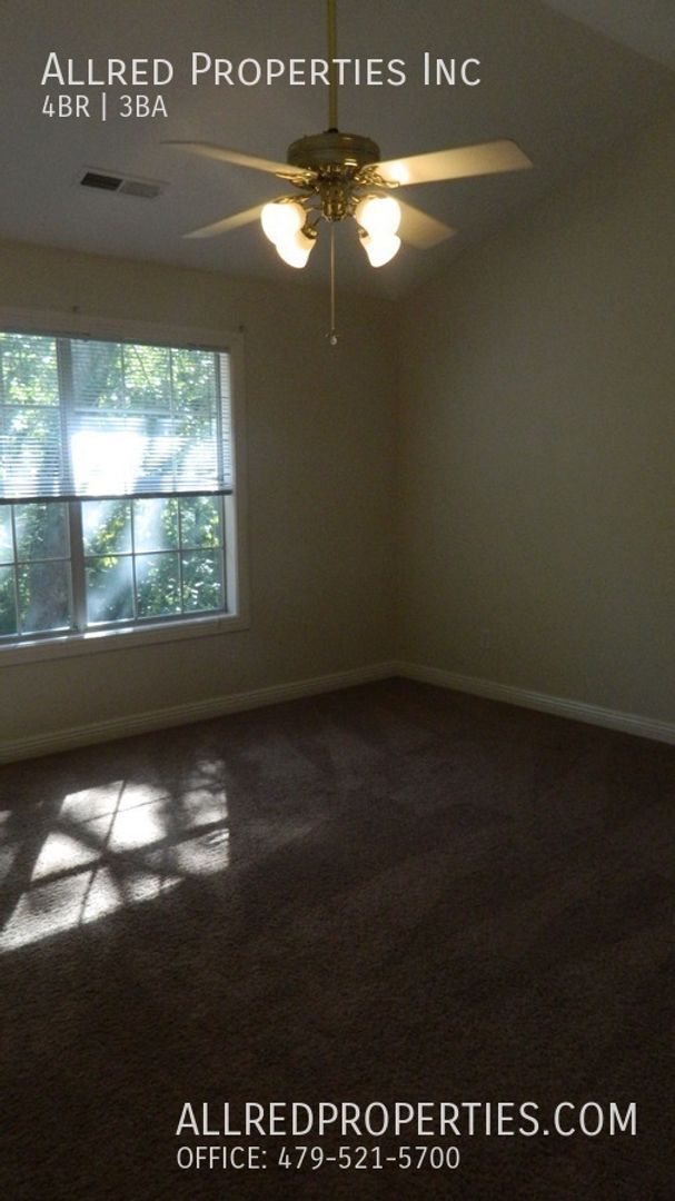Building Photo - Spacious 4 Bed, 2.5 Bath Home in Prime Fayetteville Location With Lawn Care Included!