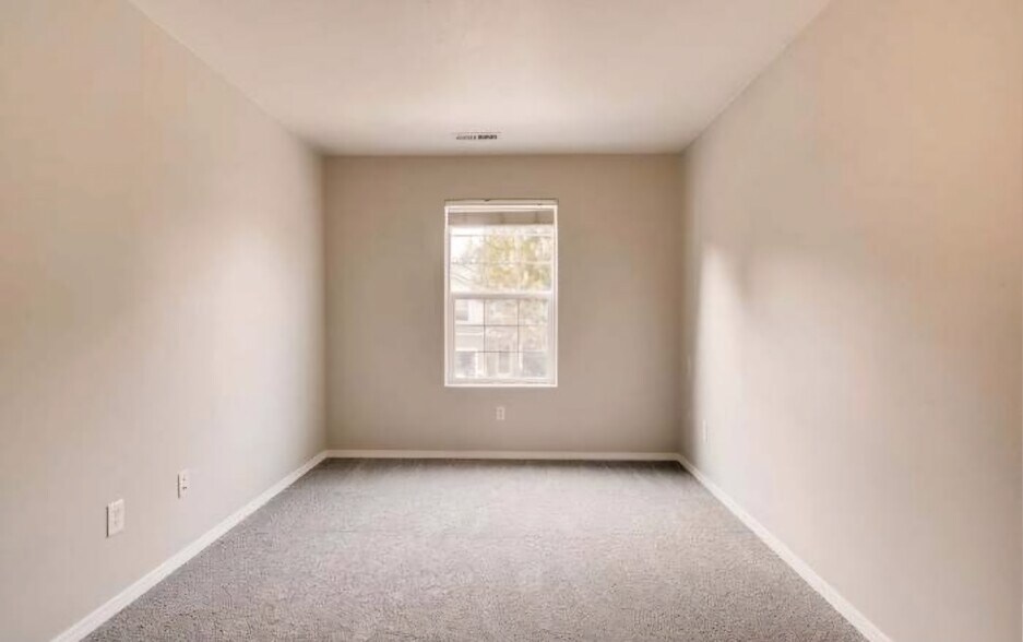 Building Photo - 5143 NE Schoeler Cir