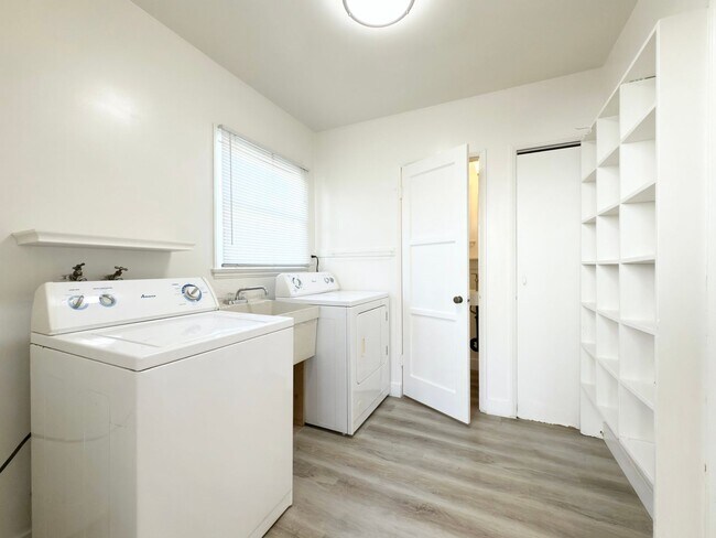 Building Photo - Coastal Charm Full of Upgrades!