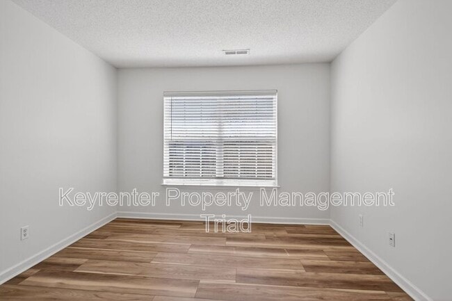 Building Photo - 138 Tannenbaum Cir