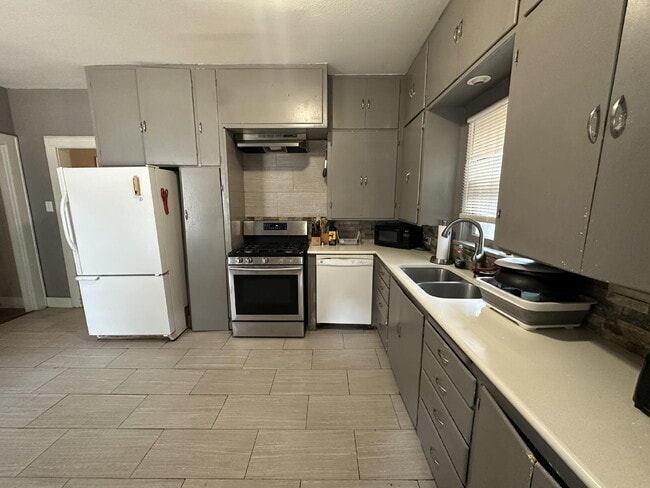 Building Photo - Spacious 2-Story Home Near Texas Tech – Al...