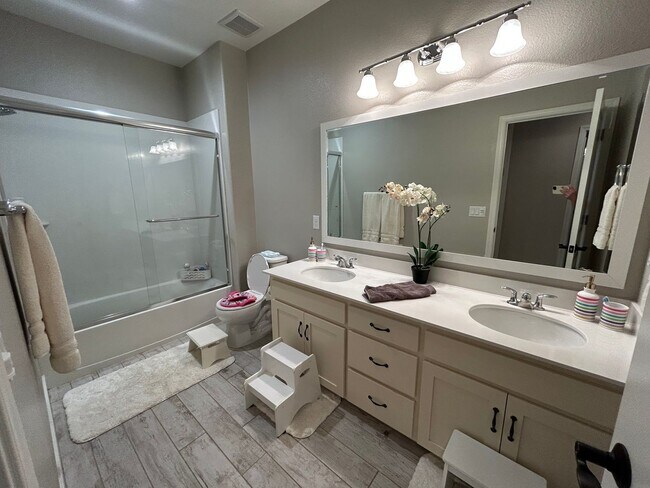 Building Photo - Brighton Oaks Beauty Just Steps from Downt...