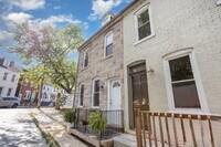 Building Photo - "Charming 3-Bed Townhouse Retreat in the H...