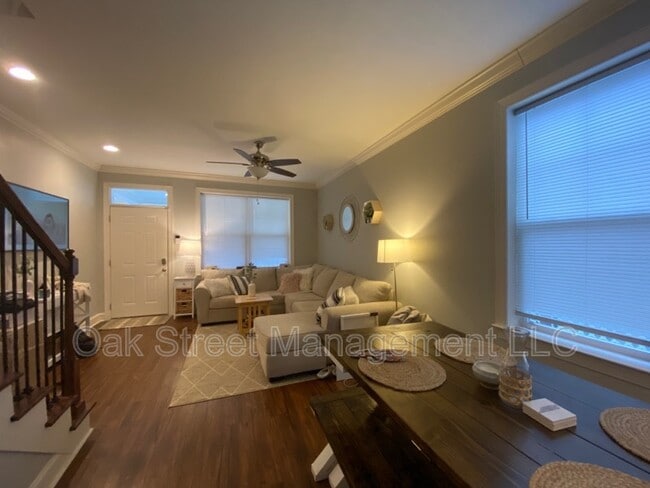Building Photo - 36 Larchmont Ave