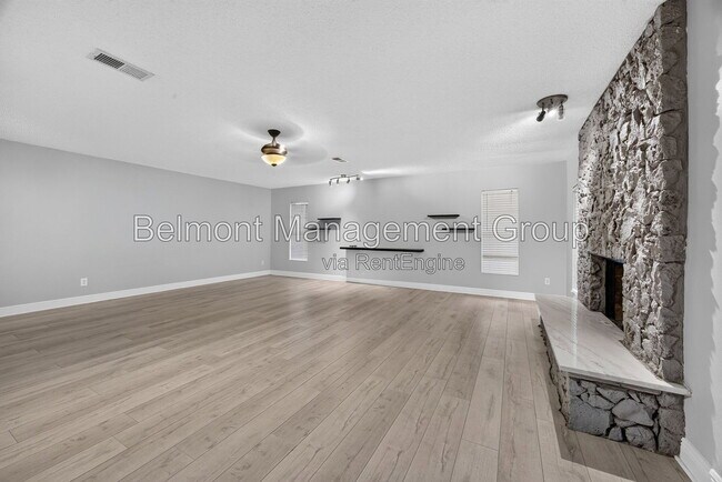 Building Photo - 7606 Waunatta Ct