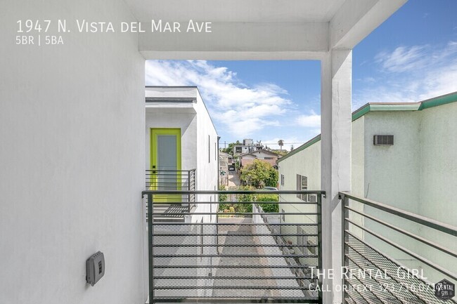 Building Photo - Hot-to-Go 5BR Townhome in Hollywood Dell w...