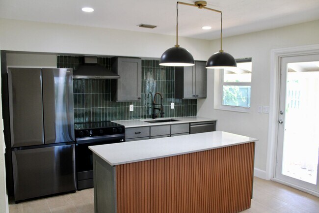 Building Photo - Fully Renovated 3/3 Northwood Home with Gu...