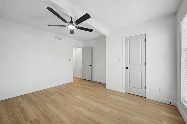 Building Photo - Spacious 2 Bed + Bonus Room | Large Private Yards | Covered Parking | 8 Weeks Free Rent!