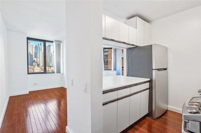 Building Photo - 500 W 43rd St