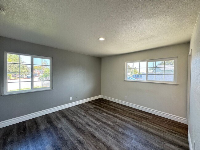 Building Photo - Beautiful 4Bd/2Ba Home w/Pool, Fully Fenced Large Backyard in Corona!