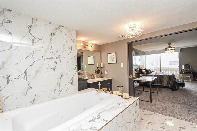 Building Photo - 2016 Main St