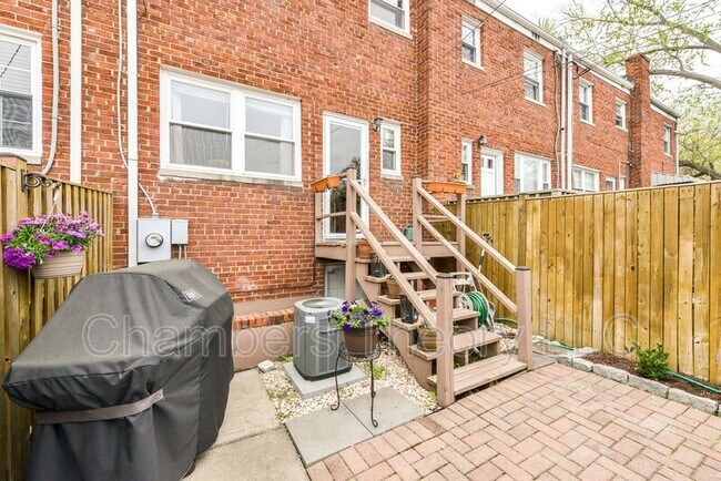 Building Photo - 629 S Henry St