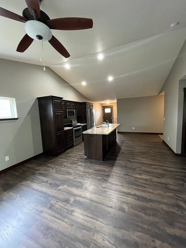 Building Photo - 3302 White Oak Ln