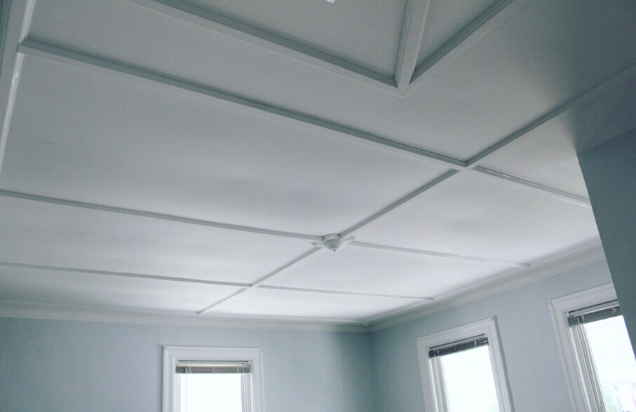 Detailed ceiling in living room - 99 ATLANTIC AVE