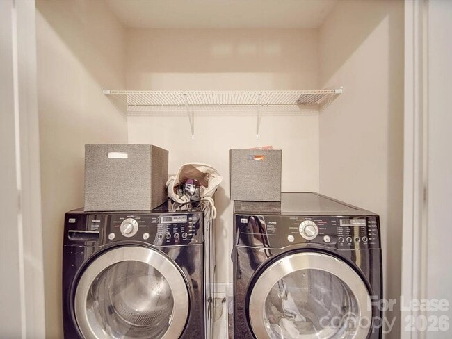 Building Photo - 5657 Tipperlinn Way