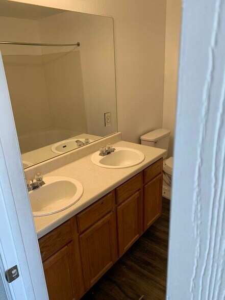 Building Photo - 1050 Brutus Dr