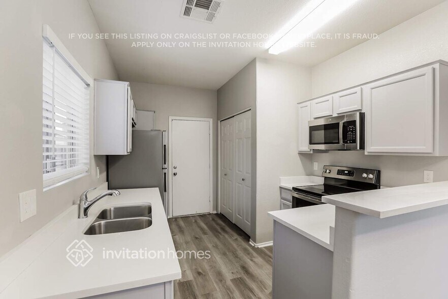 Building Photo - 833 E Minton St