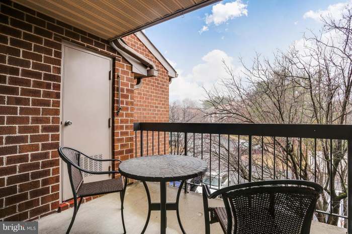 Covered balcony off LR - 1 Mullingar Ct