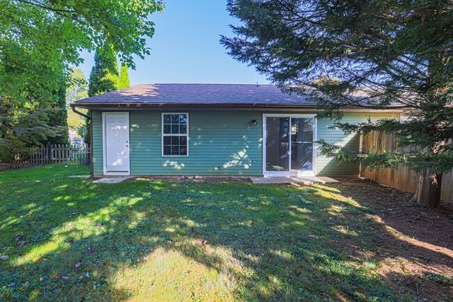 Building Photo - 821 Johahn Dr