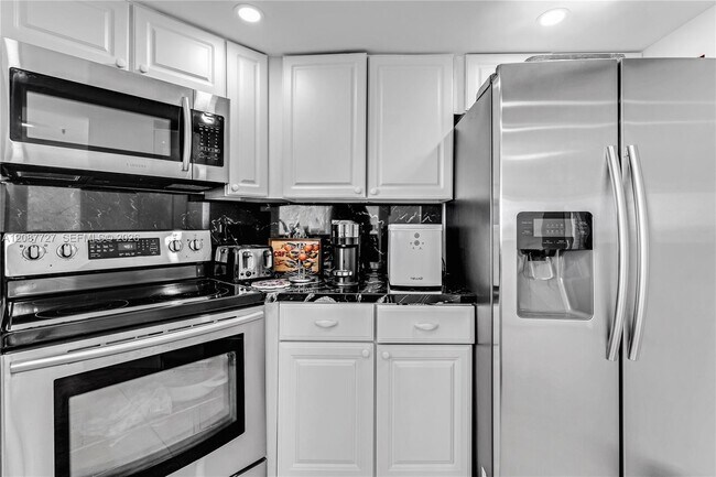 Building Photo - 5880 Collins Ave
