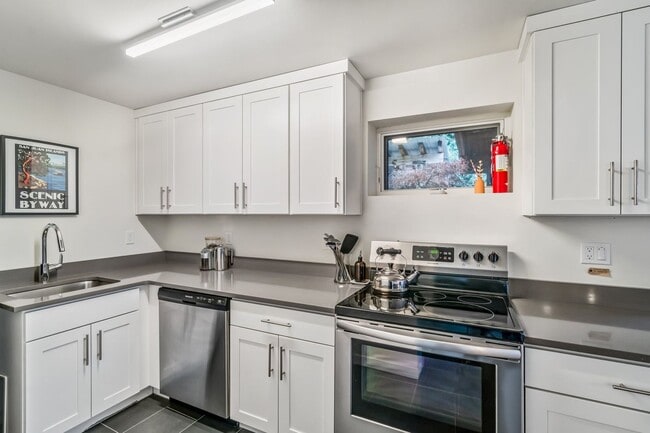 Building Photo - Fully Furnished, 2 Bedroom Rental - Great ...