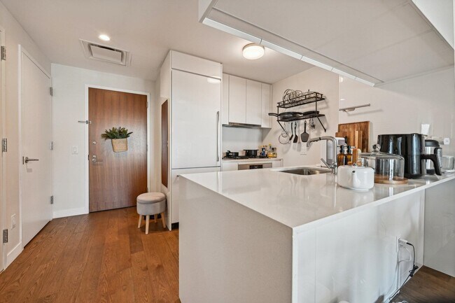 Building Photo - 99 Hudson St