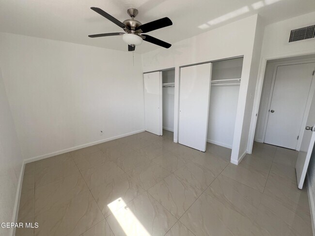 Building Photo - 10009 Jamaica St