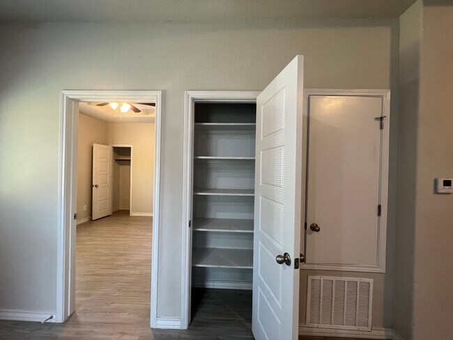 Building Photo - Elegant Home in Seguin!