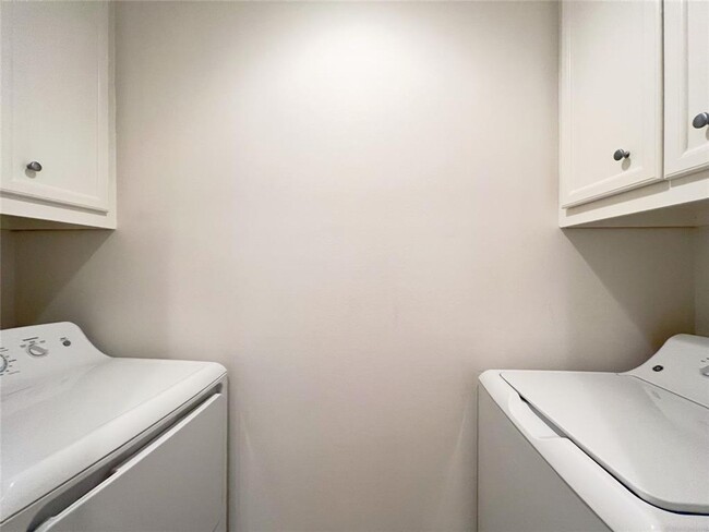 Building Photo - Modern tri-level 3 bed/ 2.5 bath