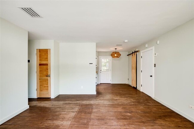 Building Photo - 1707 Overhill Dr