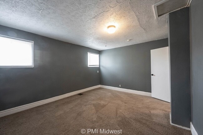 Building Photo - Charming 2 Bed Duplex in Indianapolis with Spacious Layout and Prime Location!