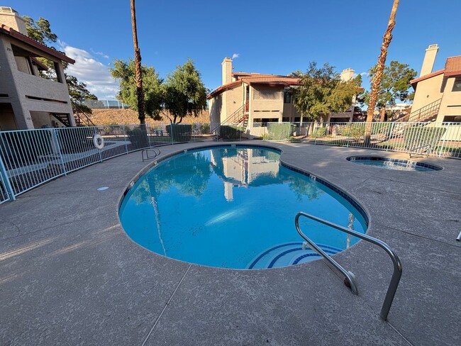 Building Photo - Gorgeous 2Bed/2Bath Condo located just out...